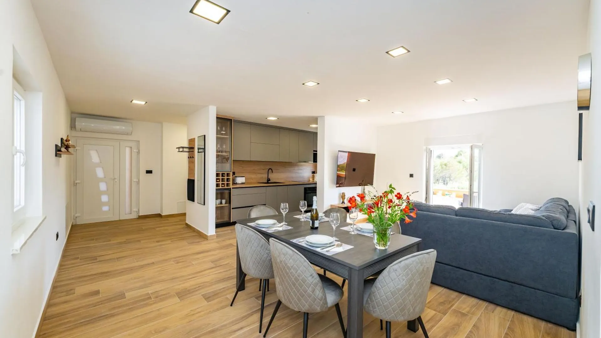 Luxury Apartment Luce 노비그래드달마샤 0*,  크로아티아