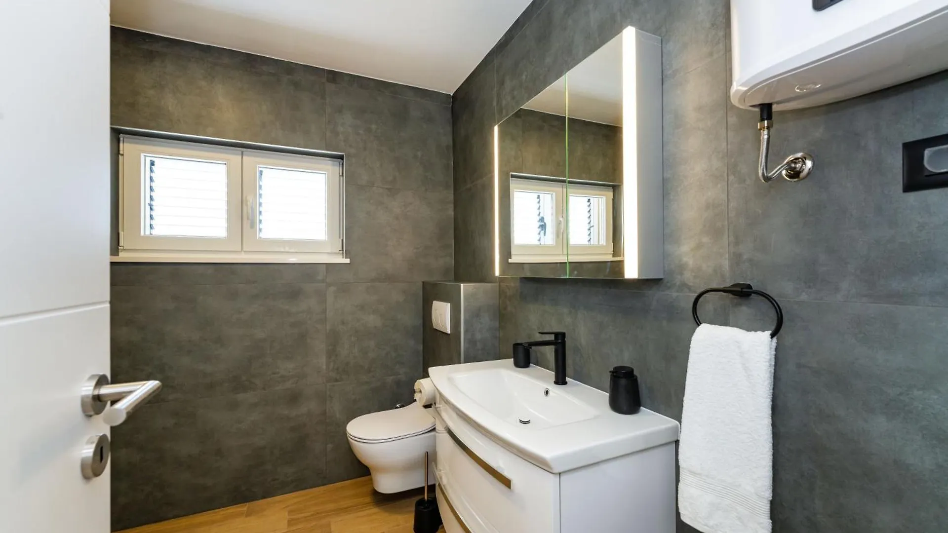 Luxury Apartment Luce 노비그래드달마샤